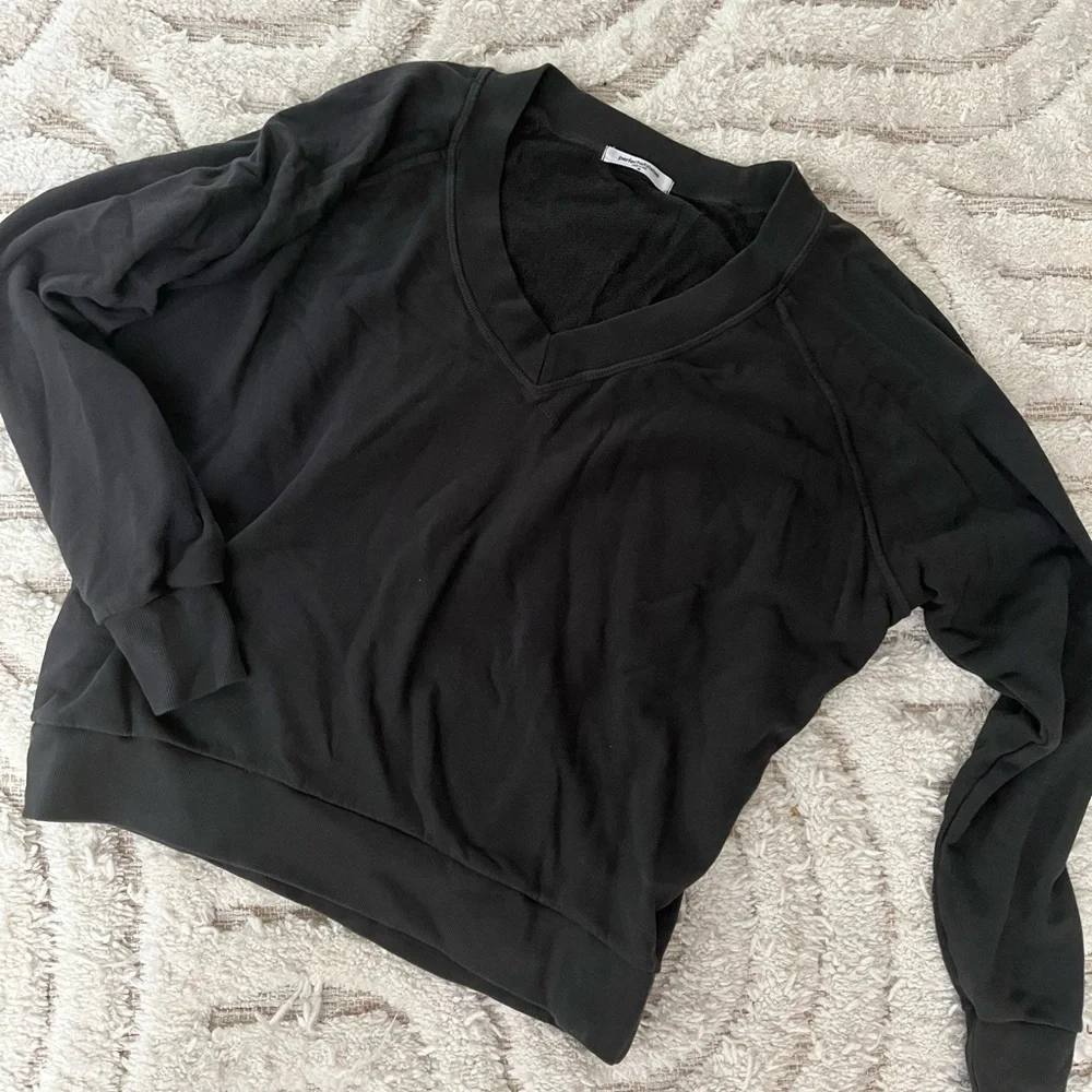 Perfect white tee , Black V-Neck Sweater Sz M - Picture 4 of 4